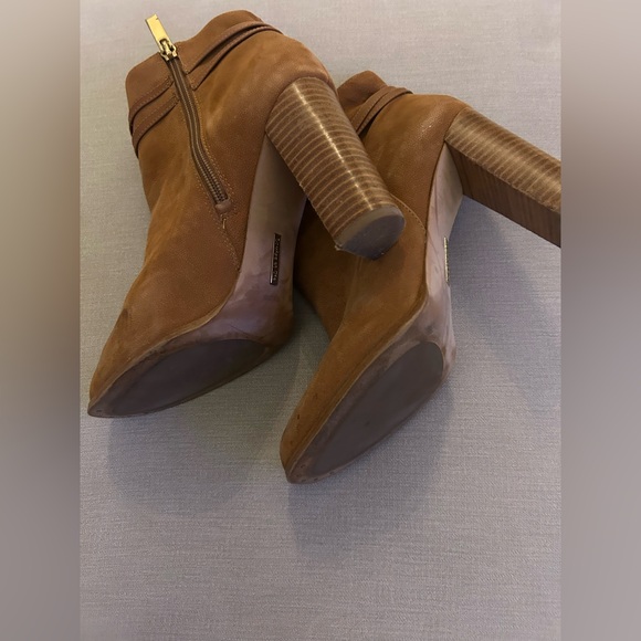 Suede Booties with detail and block heel - Picture 5 of 6